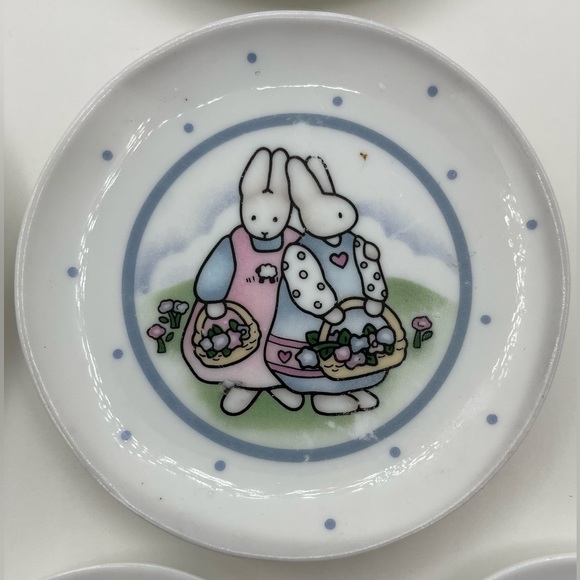 Vintage dollhouse miniature bunny dining tea set 4x 3.5” plates & 3x 2.5” plates - Picture 3 of 4